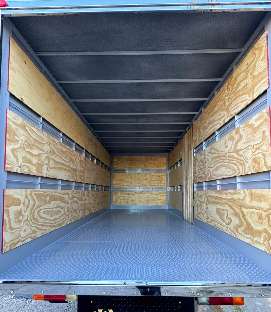 Interior de la caja del camión, limpia y vacía