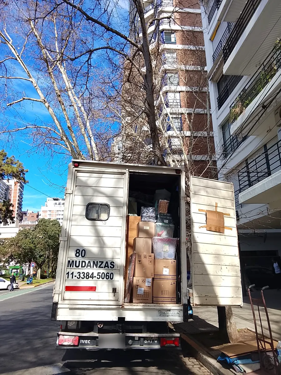 Camión cargado con una mudanza