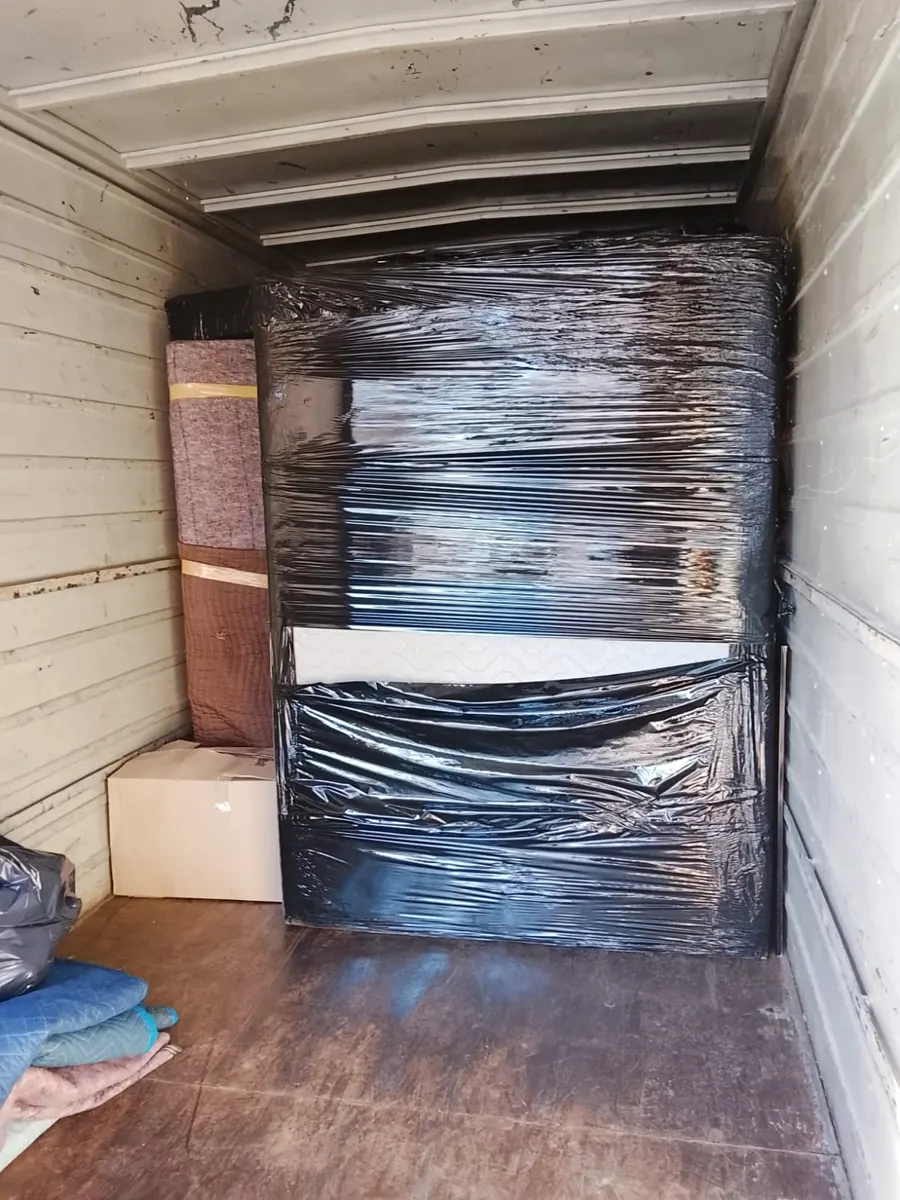 Muebles envueltos en film dentro del camión
