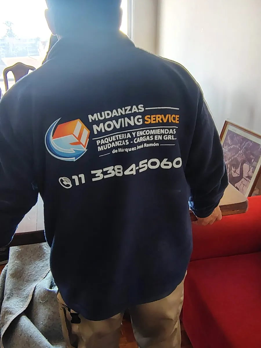 Buzo con el logo bordado de Mudanzas Moving Service
